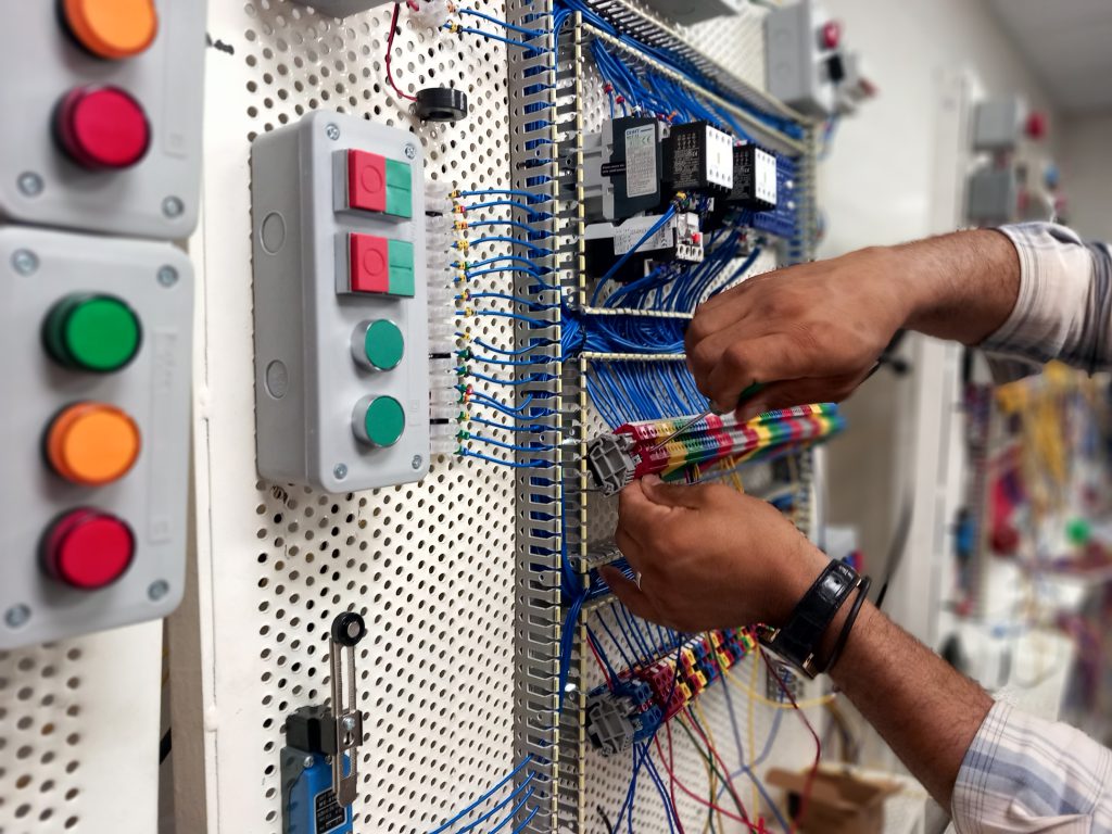 تعویض پریز برق در اردبیل